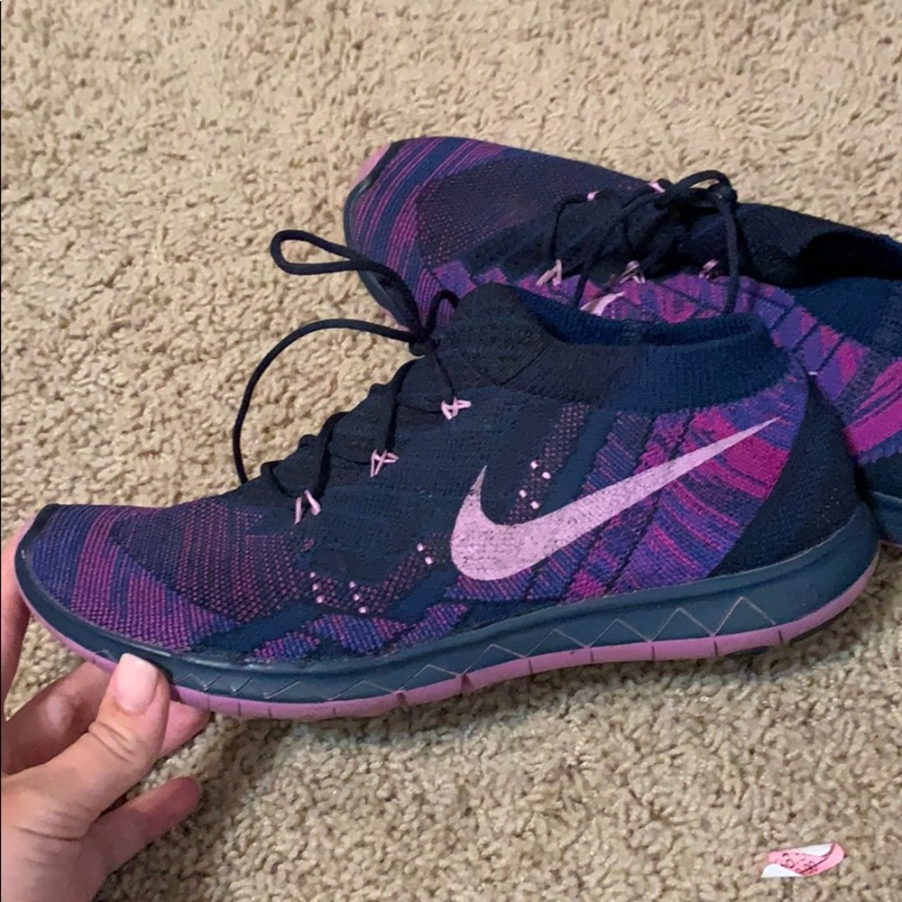 Lightly worn Nike running tennis shoe